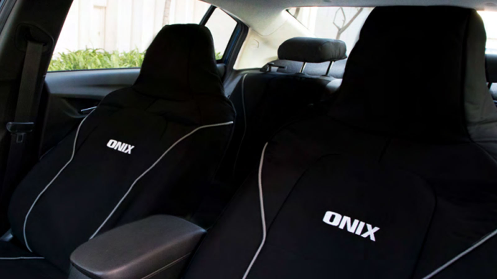 Protege el tapizado original de tu sedán Chevrolet con fundas cubre asientos en tela con detalles gris y emblema de Onix 2025