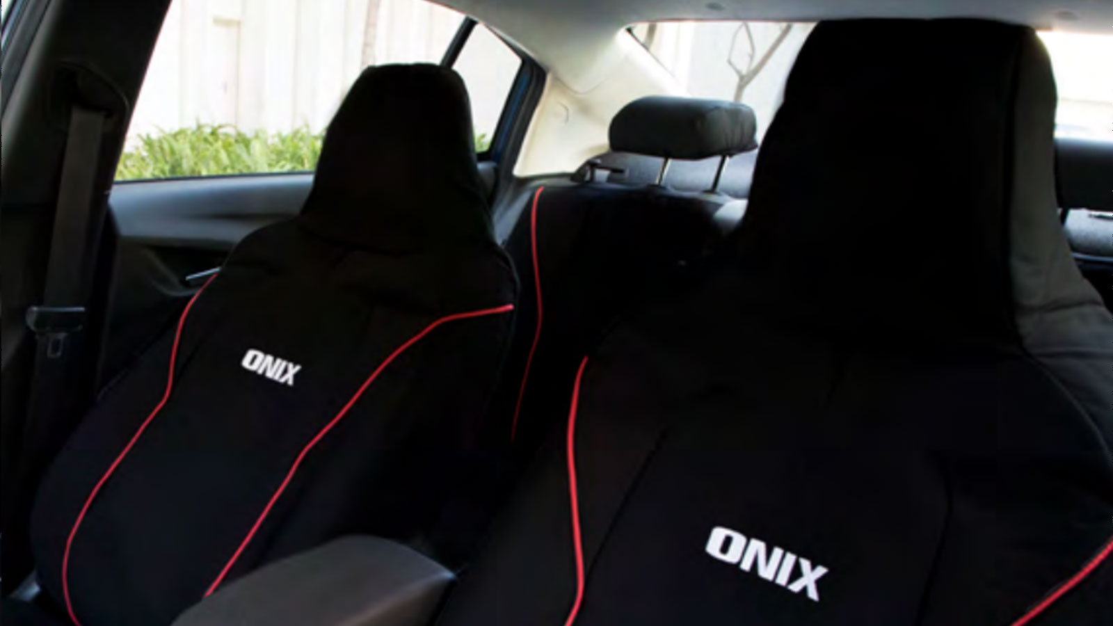 Protege el tapizado de tu sedán con las vestiduras en tela con detalles rojo y emblema de Onix 2025 originales Chevrolet