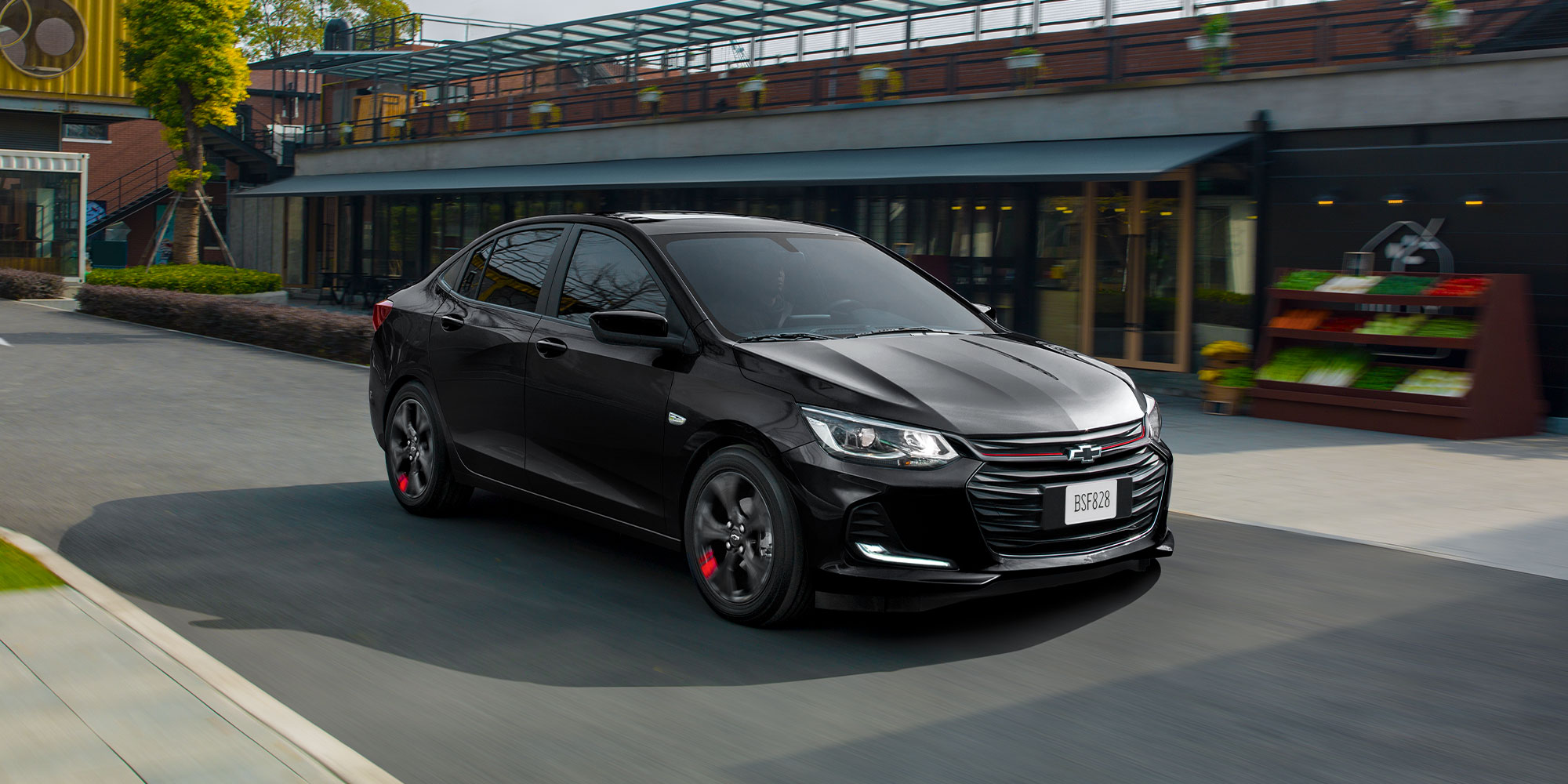 Chevrolet Onix 2025, sedán deportivo de motor turbo eficiente, faros delanteros de halógeno y rines en aluminio de 16 pulgadas