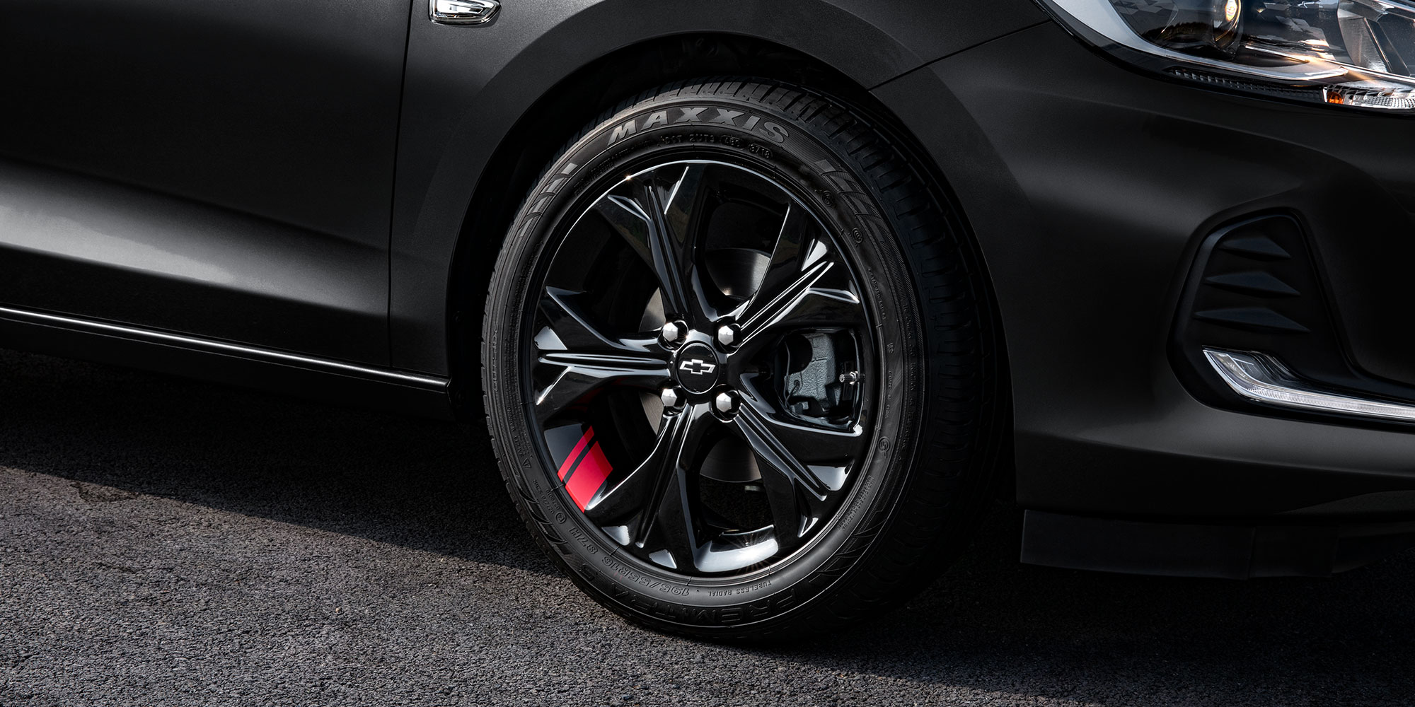 Chevrolet Onix 2025, sedán deportivo con detalles en rojo en rines de 16 pulgadas, versión Redline