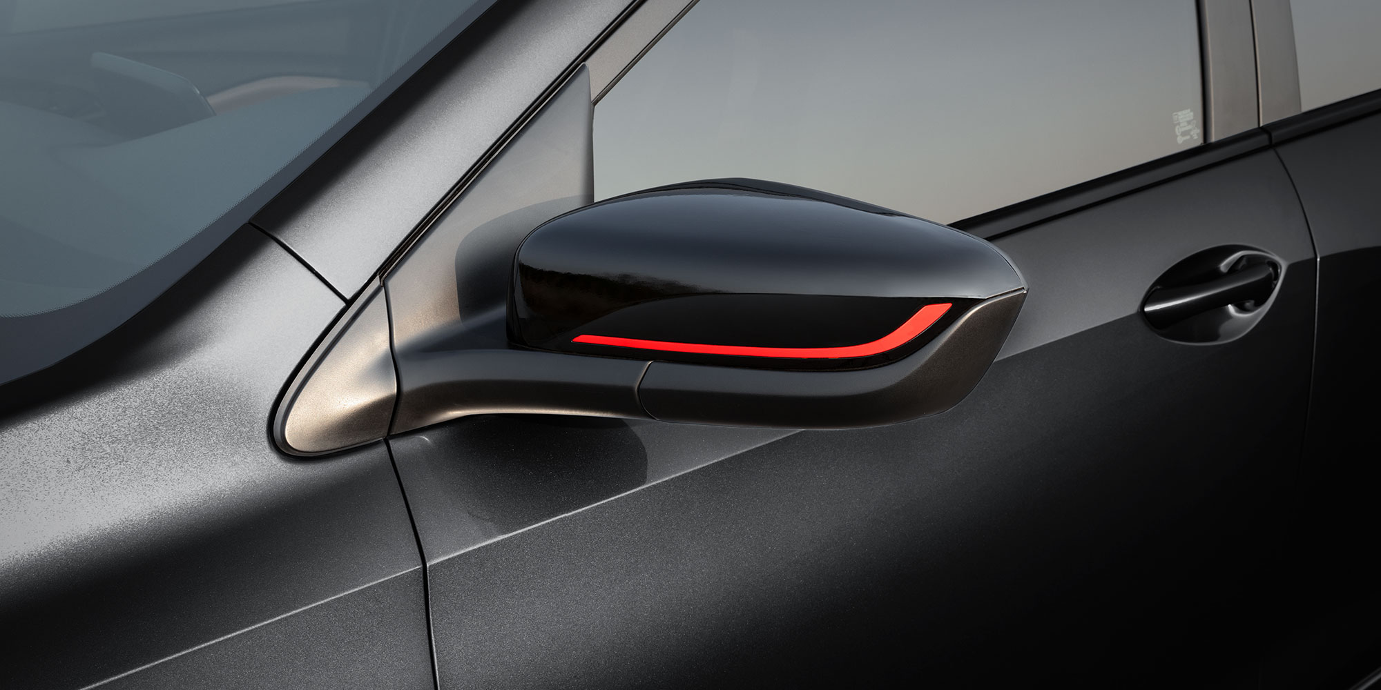 Chevrolet Onix 2025, sedán deportivo con detalles negros y acentos en rojo en espejos, versión Redline