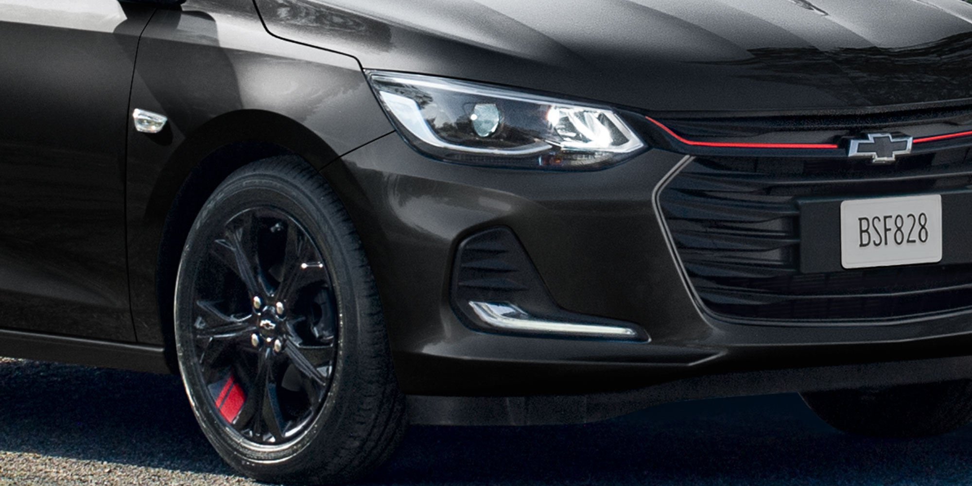 Chevrolet Onix 2025, sedán deportivo con luces diurnas LED y luces direccionales a cada costado