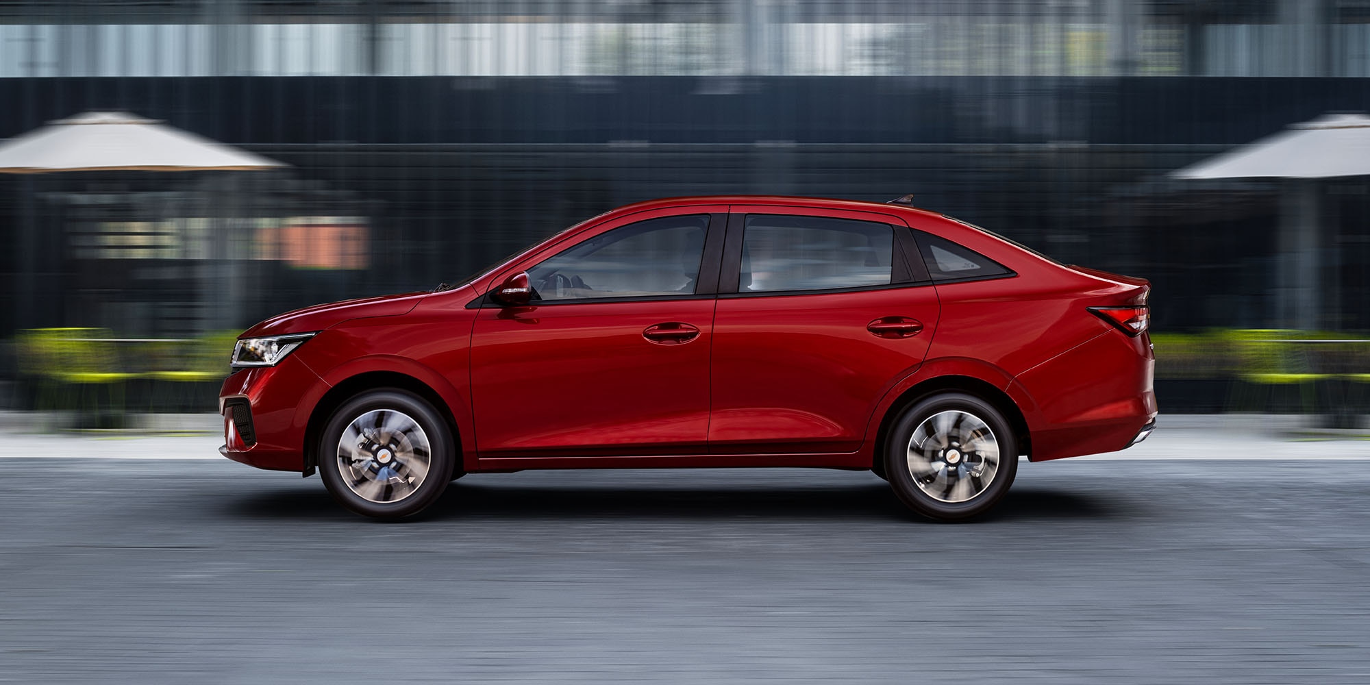 Chevrolet Aveo 2026, auto tipo sedán con spoiler con tercera luz de freno