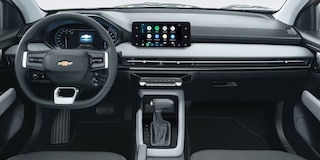 Chevrolet Aveo sedán 2026 con panel de instrumentos informativo monocromático 3.5 pulgadas