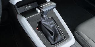 Palanca de velocidades en color negro disponible para Chevrolet Aveo sedán 2026