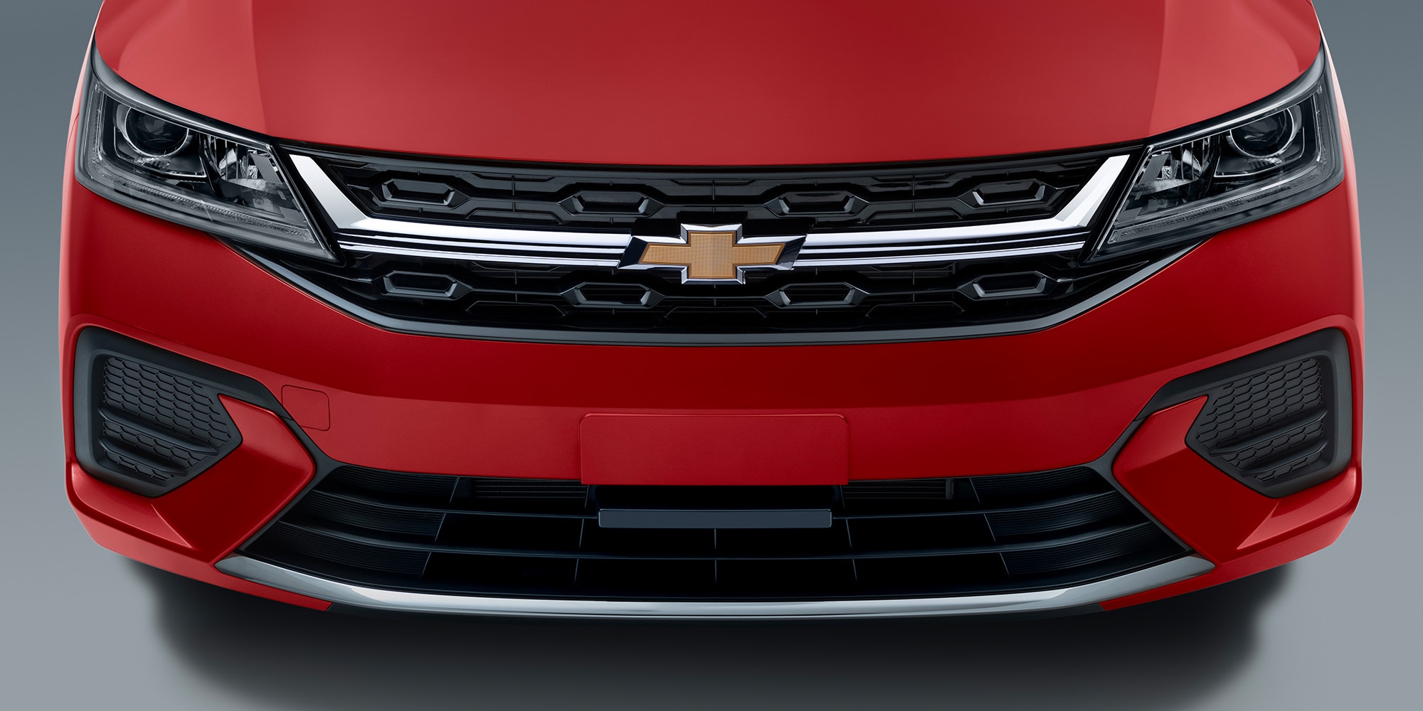 Parilla con detalles en combinación de cromo y negro brillante para el nuevo sedán Chevrolet Aveo 2026