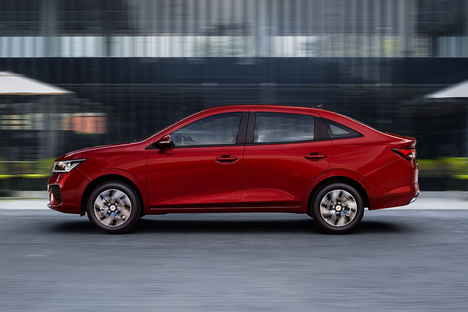 Chevrolet Aveo 2026, auto tipo sedán con spoiler con tercera luz de freno