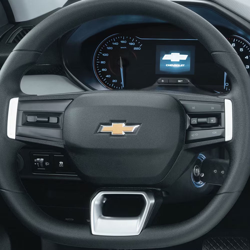 Chevrolet Aveo sedán 2026 con panel de instrumentos informativo monocromático 3.5 pulgadas