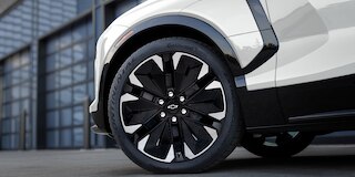 Llantas all season con rines de 21 pulgadas en aluminio de Chevrolet Blazer EV 2025, camioneta SUV eléctrica