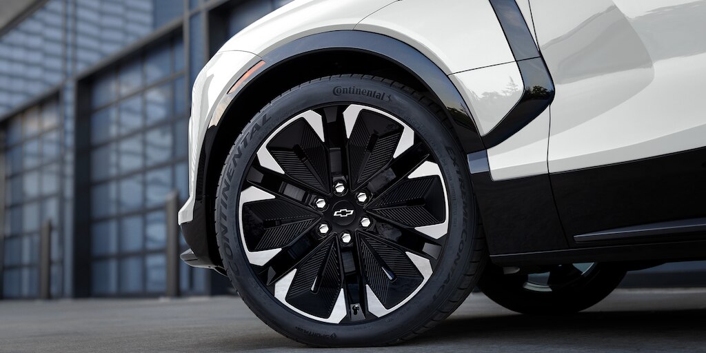 Llantas all season con rines de 21 pulgadas en aluminio de Chevrolet Blazer EV 2025, camioneta SUV eléctrica