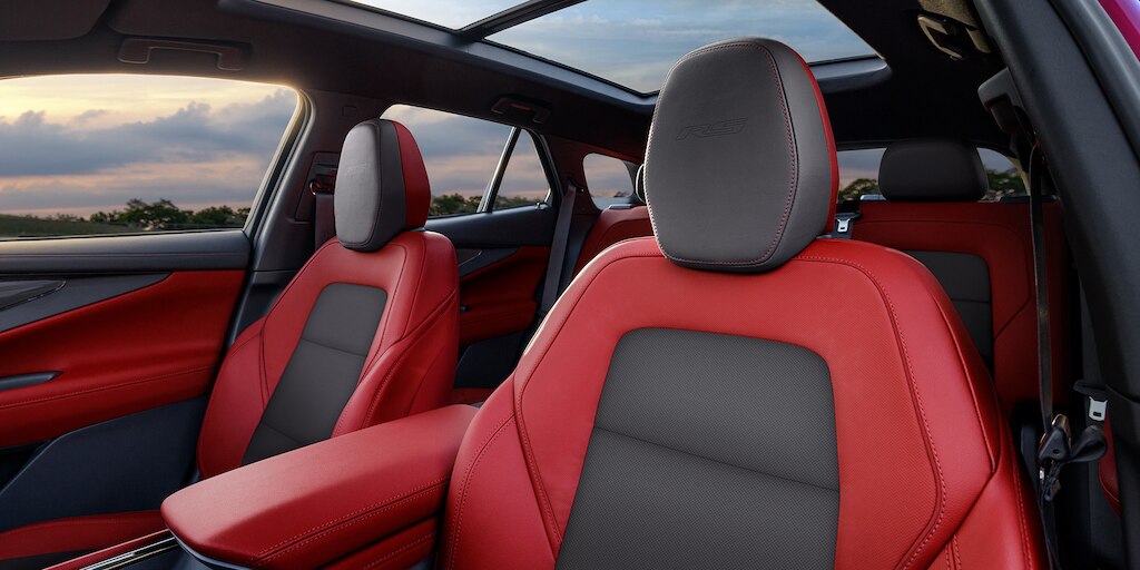 Asiento trasero abatible 60/40 y Cabezal central en segunda fila de asientos de Chevrolet Blazer EV 2025, SUV eléctrica